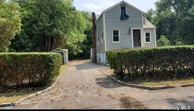 Contract Vendee, looking for cash offers, house has 3 floors and 6 bedrooms and massive backyard and side yard. On quite dead-end street with lots of potential. Very low taxes.