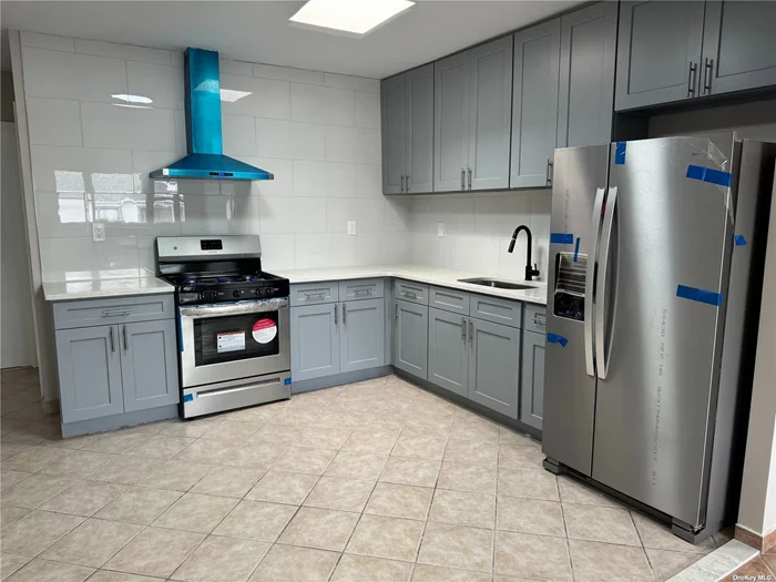 Newly renovated house in Bronx, 3 bedrooms 1 bath, heat and hot/cold water included, move in anytime, Bus Bx21/BxM10 to Manhattan, walk to 2 or 5 train station, near Morris Park Ave, close to school, close to supermarkets, shops, restaurants etc. Other unit for 2 bedroom 1 bath available. Parking is available with extra fee.