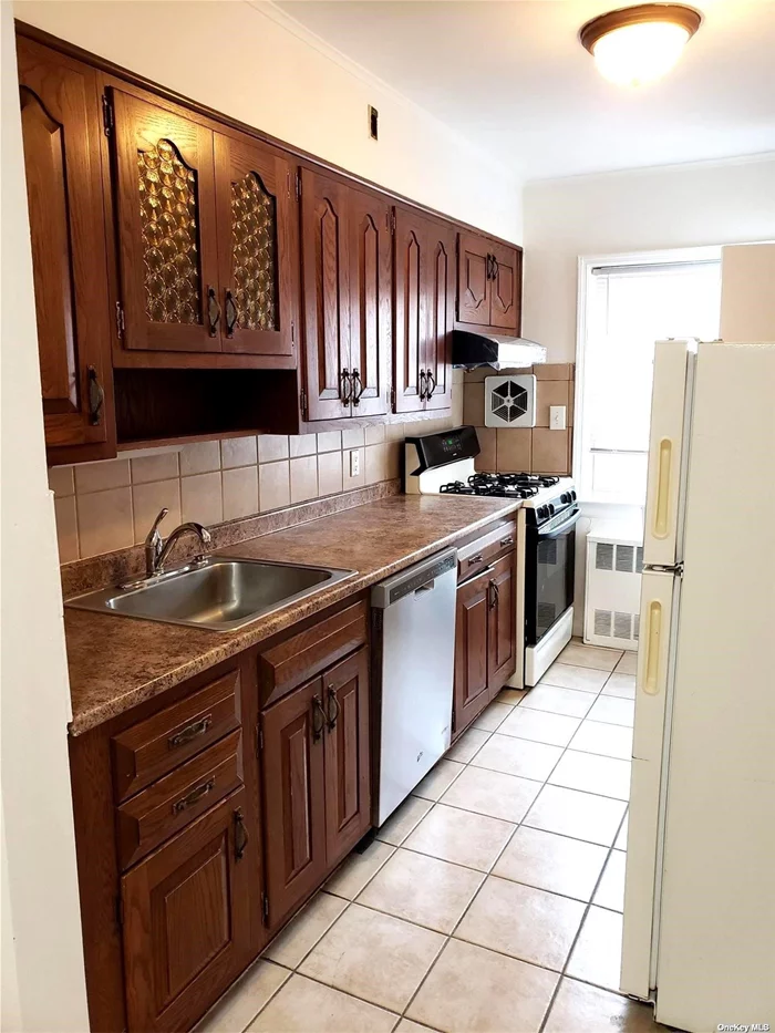 Spacious Two Bedroom Apartment With Backyard. Apartment Comes With Large Kitchen With Dishwasher, Dining Room & Beautiful Hardwood Floors. Conveniently Located To The LIRR. Perfect Location For Those Wanting To Be Near Bell Blvd, With Easy Access To Restaurants, Shopping, Public Transportation And More.