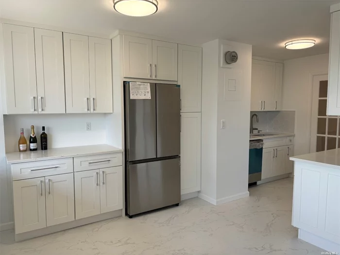 Total Renovation and and huge 1 bed converted to 2 beds. Formal dining. TRIPLE Terrace. Nice and tranquil pond view, 24 Hr gated, Gym, indoor Pool, basketball, Tennis, Restaurant. Beauty shop, Outdoor BBQ. S/A $234 until October 2024