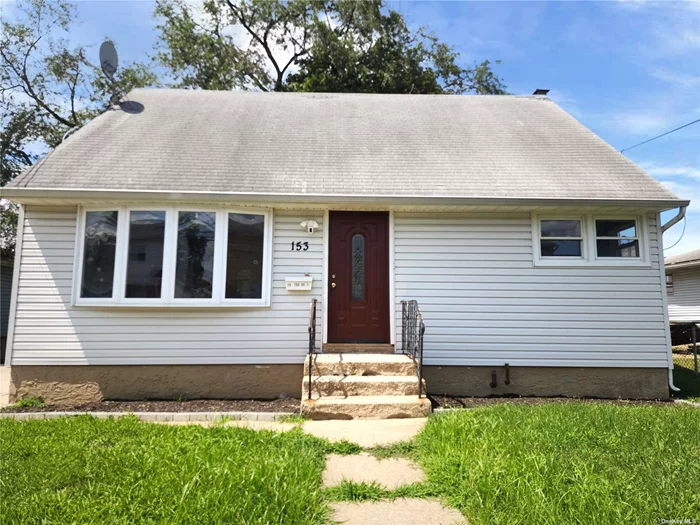 Cozy Cape with 6 rooms 4 beds and 1 bath located in Elmont schools. Close to shopping, transportation and major roadways