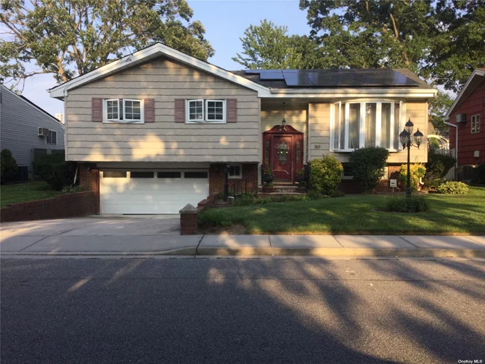 1 FAMILY HOUSE 3 BEDROOMS 1 FULL BATHROOM AND 1/2 BATHROOM RIGHT NEXT TO SOUTHERN STATE PARKWAY 10 MIN TO JFK AIRPORT L.I.R.R WEST HEMPSTEAD STATION.