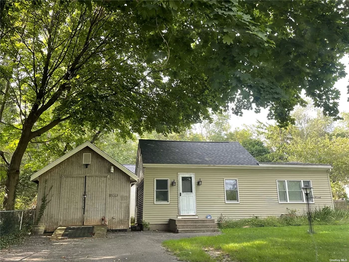 Newly renovated two bedroom home close to shopping, wineries, and beach.