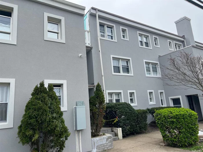 Pet friendly studio with eat in kitchen, hardwood floors, and stainless-steel appliances, heat, gas, and water included, brand new murphy bed, outdoor patio space, laundry on site, bike racks, close to all parkways, local shops, and across the street from the beach...