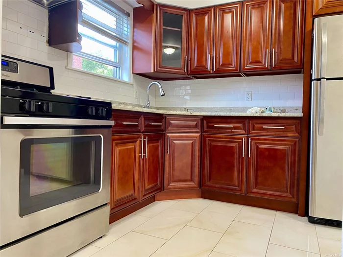 New renovated 3 bedrooms with 1.5 bath on second floor for rent in Whitestone area. Huge living space, Master room with half bath. Close to school, close to park, near public transportation. Washer / Dryer are available share with other renter.