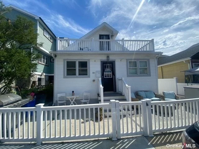 Gated 3 Bedroom, 1 Bathroom located in the West End of Long Beach. The apartment is located on the South side of Beech on a one way street. Tenants will enjoy beach access nearby on either Delaware or Wyoming Avenues and around the corner from the shops and restaurants.