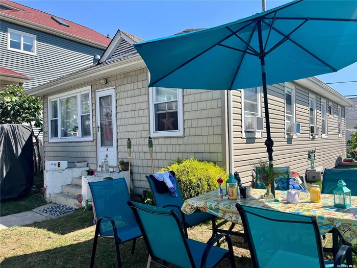 Furnished Winter Rental in The Walks neighborhood has open livingroom w/sectional sofa, dining room & kitchen w/granite counters & breakfast bar--stainless steel appliances--pantry. Washer/Dryer. 3 Bedrooms and 1 full bathroom. Cute grassy front patio & bbq.