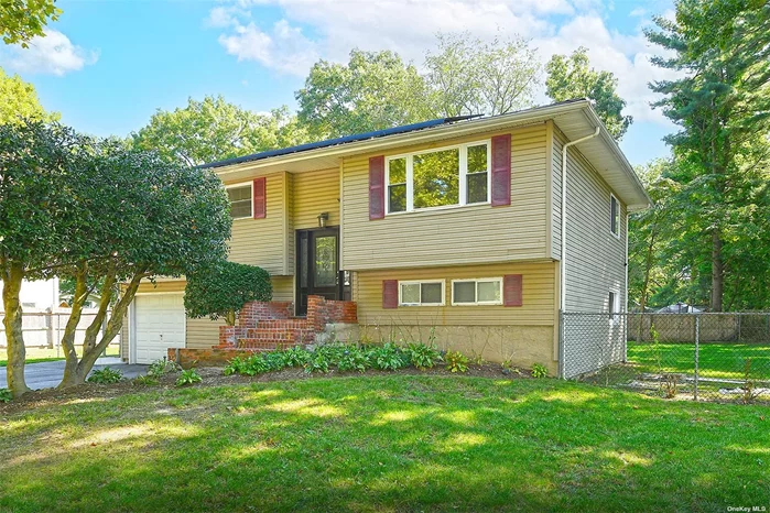 Welcome to this stunning Hi-Ranch located on the Huntington-Greenlawn border! This beautifully updated home (2021) features 5 bedrooms and 3.5 bathrooms. The modern eat-in kitchen boasts white shaker cabinets, stainless steel appliances, quartz countertops, and a large island perfect for entertaining. With the potential for a mother-daughter setup (with proper permits) or additional space for in-laws, this home offers flexible multi-generational living options. Situated in the Harborfields School District, it features a huge, leveled backyard with a brand-new sprinkler system (2023) for outdoor enjoyment..Conveniently close to highways, shopping, malls, and public transportation, this property combines comfort and convenience. Don&rsquo;t miss out-this exceptional home won&rsquo;t be on the market for long!!!!!!