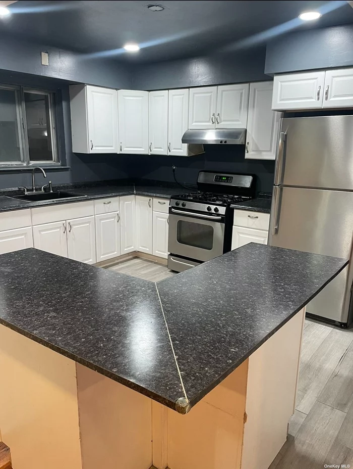 Beautifully Renovated and Large 4 Bed 2 Bath Apartment located on the 1st Floor. Master Bedroom with en suite, stainless steel appliances and hardwood flooring throughout. Minutes away from the LIRR Station, Q85 and Q111 bus lines, 10 min from JFK, 30 min LaGuardia. HURRY THIS WILL NOT LAST!