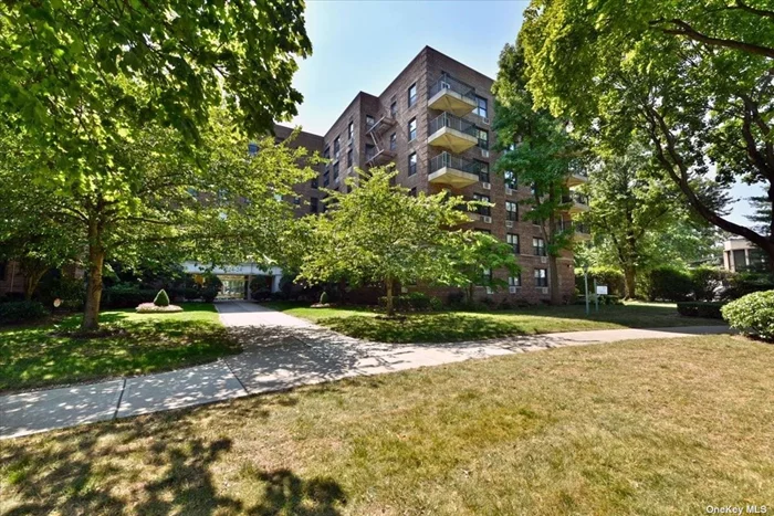 This 6th-floor co-op apartment offers 4 rooms, including 2 spacious bedrooms and 1 bathroom. The building features excellent amenities such as a pool and a convenient laundry room. Located near schools, parks, and shops, and with easy access to public transportation, this apartment combines comfort and convenience in a vibrant neighborhood.