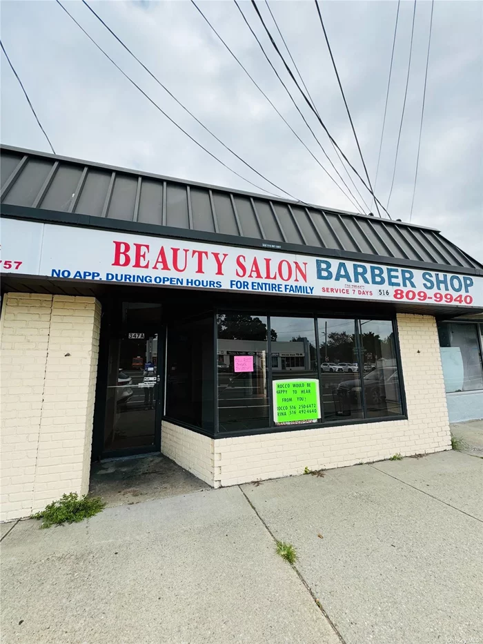 Super Prime Retail Space on Very busy main road, 500+sqft, Built in private Bathroom. Parking available in Rear.Very Convenient location, near Highways, shopping, etc. Previously a Barber shop. Already vacant.