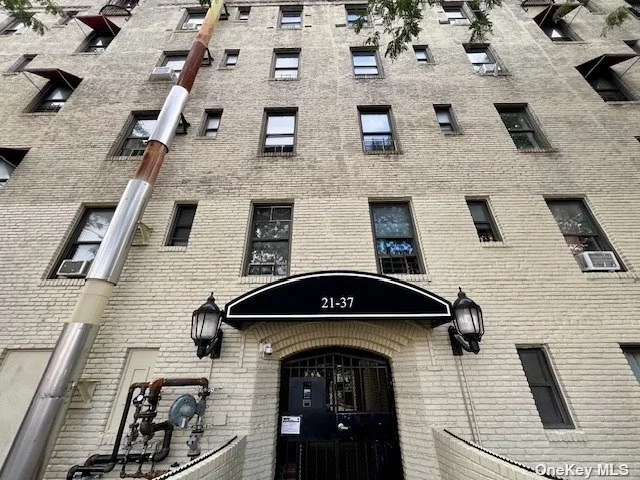 Two Bedroom Apartment located in Astoria- Walking distance to all amenities. Don miss the opportunity to make this apartment you own.