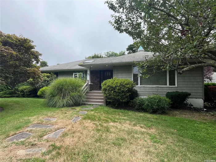 **Contract Vendee** Cash offers only. Great investment opportunity on a wonderful sprawling ranch in Bayport. Very close proximity to the beach. Amazing chance to obtain a fixer upper and customize for yourself!