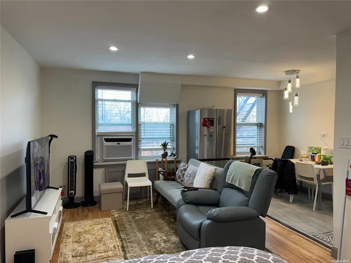 Move right in to this beautiful Studio located In The Heart Of Flushing, and with designer&rsquo;s finishes throughout! Hardwood floor and lots of closet for storage. It&rsquo;s also conveniently located with 7 train station and LIRR just minutes away, near Q12, Q26, Q17, Q27 and Q65, close to everything! Laundry room on basement and waitlist for garage parking. Come see it and you&rsquo;ll fall in love!