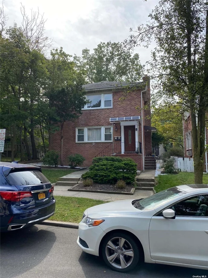 Amazing 3 bedroom 2 bathroom rental in the heart of Great Neck. Large living room/dining room l shape, eat in kitchen. 3 very nice sized bedrooms, full bath in hallways and full bath in the primary suite. Washer dryer unit in the apartment. Driveway parking for 2 cars. Close to all.