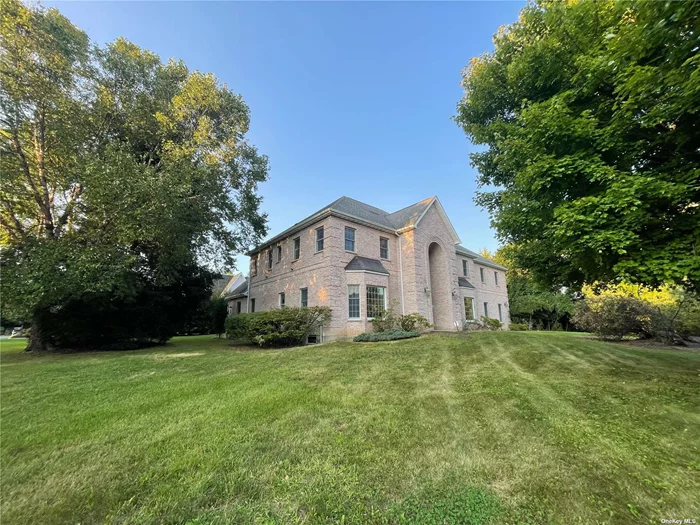 Welcome home to this gorgeous custom built Colonial set on 0.56 acres in highly desirable Park lane Reserve. This 5 bedroom corner lot gem boasts a generous size flat backyard for all your gatherings!  Total footage does not include the finished basement completed in 2000 with permits and Certificate of Occupancy issued by town. This special home offers it all, look no further and book a showing today!