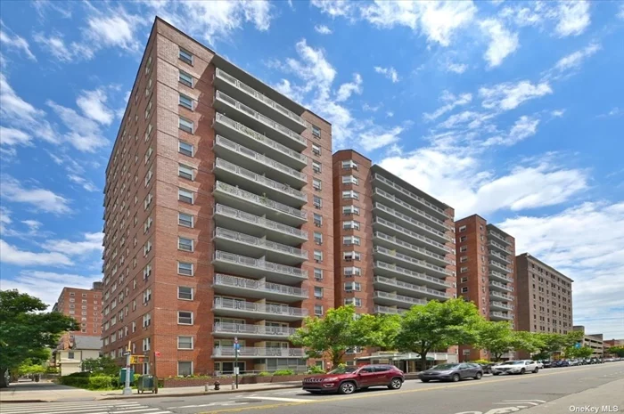 This spacious Studio-JR1 co-op apartment on the second floor offers a cozy layout with 3 rooms and a private terrace, perfect for enjoying outdoor moments. The building includes convenient amenities such as a doorman, a well-equipped gym, and a common laundry room. Ideally located near schools, parks, and shops.