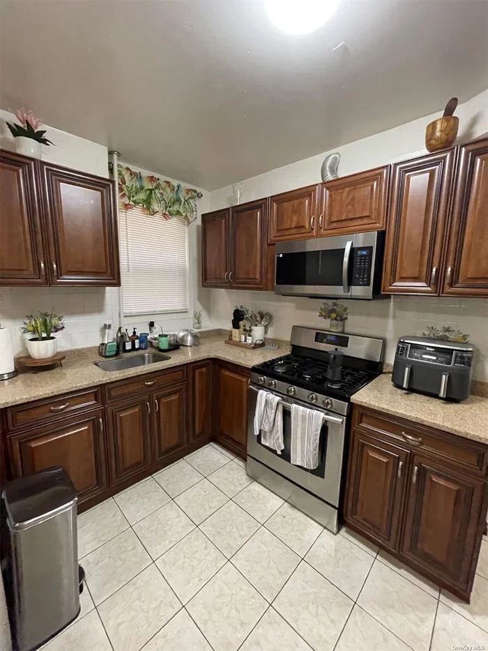 Spacious Apartment For Rent In Glendale. Features Eat In Kitchen, 3 Spacious Bedrooms, 1 Full Bath, Separate Living Room and Dining Room. Freshly Painted, Large Windows and Lots of Sunlight. Beautiful Tiled Flooring Throughout. Close To All Shops & Transportation.