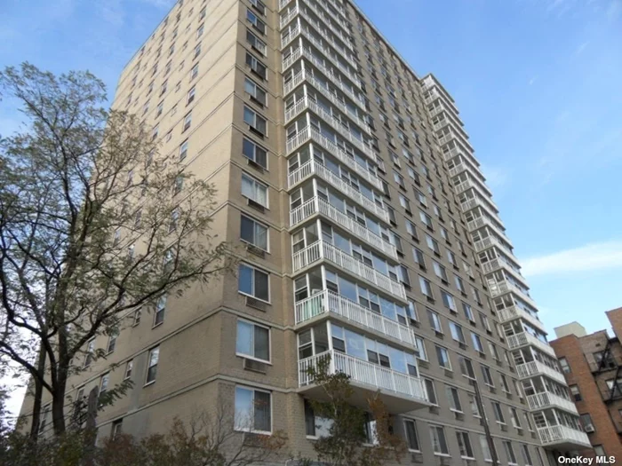 This is a big furniture studio apartment with 24-hour doorman service, inside-building laundry, and parking is available for rent. Lots of restaurants and shops nearby. This building is close to Bubway F, and E trains and Bus Q37, and Q60.