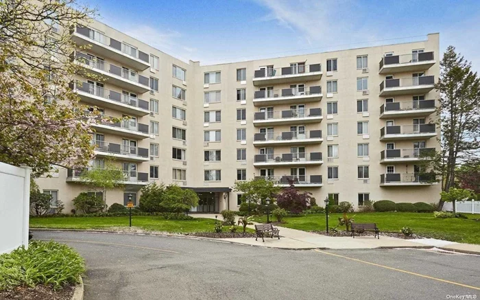 Great opportunity to become a homeowner for this 1 bedroom Condo apt 6th floor with Terrace, Doorman building, parking, laundry room, rec room. Near LIRR, local shopping, restaurants and parkways. Must See!!