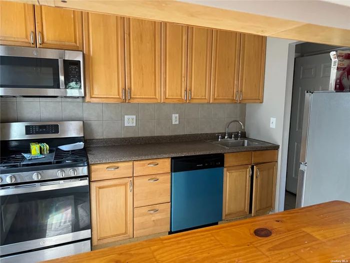 GREAT LOCATION!!! 2ND FLOOR APT. RENOVATED 2 BEDROOM, LIVING RM, DINING AREA, KITCHEN AND BATH. HAS LOTS OF CLOSETS, STAINLESS STEEL APPLIANCES AND HARDWOOD FLOORS.