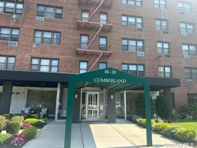 Spacious 1 bedroom Co-op with extras space that can be utilized as an office or mud room. Large L shaped living room with dining area and updated kitchen with stainless steel appliances. Great unit with low maint!