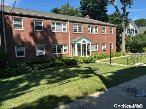 In the heart of Northport Village. This is a beautiful huge 1 bedroom apartment. Bright & airy, close to all. Heat included!