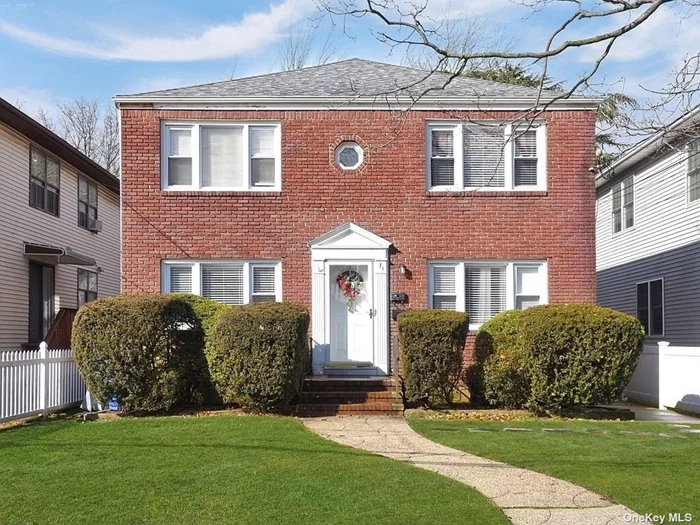 Beautiful 2nd floor 3 bedroom apartment. Has a spacious living room, eat in kitchen, with dishwasher, dining room. Wood floors, laundry room with own washer /dryer, 2 car side by side parking. Close to shopping, LIRR, parkways, fantastic location, award winning school district, and so much more!