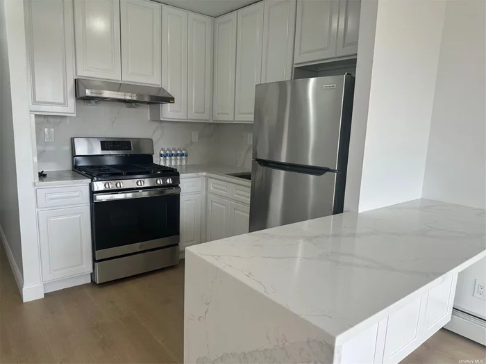 Nearly new 2bed 2bath condo.15 year tax abatement.7 year tax abatement left.renovate in 2024.excellent layout:eat-in kitchen, big bedrooms, Bright living room exposed to east.Nice view face to park.HOA include gym, laundry, keyless entry system.Super is 7/24 hours on call.Walking distance to public transportation Q25and Q34.10mins walk to 7train and LIRR station.Walk to seasonfresh supermarket.