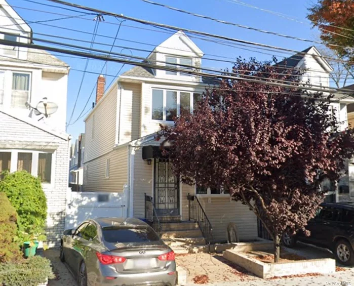 beautiful detached one family home in ozone park (Centerville). This property has a private driveway and detached garage. three bedrooms two full bathrooms. close to transportation and shopping.