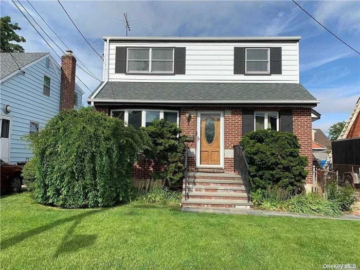 Mineola. An opportunity to enjoy this 4 bedroom, 2 bath home offering a spacious floor plan and a great fenced in backyard. Close proximity to LIRR, hospital, University, all major highways and shopping. This charming house is sure to please.