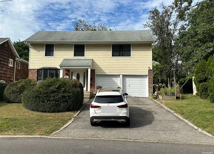 Beautiful detached Splanch with 4 Bedrooms, 2.5 bath, 2 car garage. Southern exposure. Conveniently Located to town , train, school and public transportation. Manhasset school !