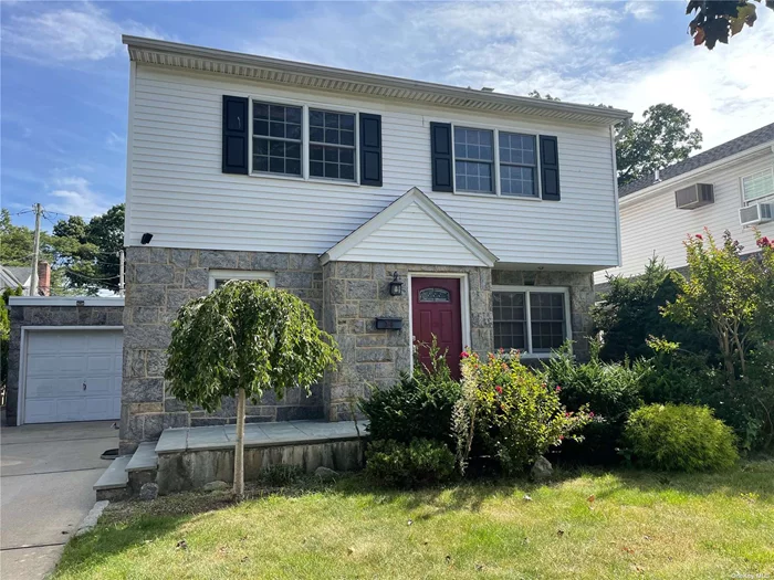 BEAUTIFUL COLONIAL IN THE OAKS SECTION OF NHP MOVE RIGHT IN. THIS SPACIOUS HOME FEATURES AN EAT IN KITCHEN W/GRANITE COUNTERTOPS AND UPDATED APPLIANCES. CENTRAL AIR(2 ZONES), HARDWOOD FLOORS THROUGHOUT. NEW UPDATED GAS HEAT(2021) AND HOT WATER HEATER, PRIMARY BEDROOM 14X25 W/WALK IN CLOSET. ROOF REPLACED IN 2014 AND A COZY BACKYARD PERFECT FOR ENTERTAINING. FULL FINISHED BASEMENT W/OSE, LAUNDRY AND STORAGE. BEAUTIFUL BLOCK W/GREAT PROXIMITY TO ALL MAJOR ROADS, TRANSPORTAYION AND SHOPPING. THIS ONE WONT LAST.