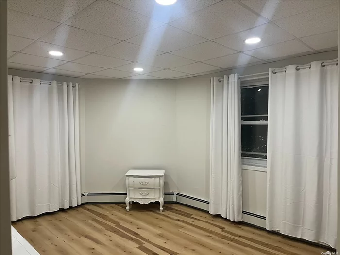 Bright, newly renovated 2 bedroom apartment in Wantagh. Washer and Dryer in apartment.  Convenient to shopping and restaurants.