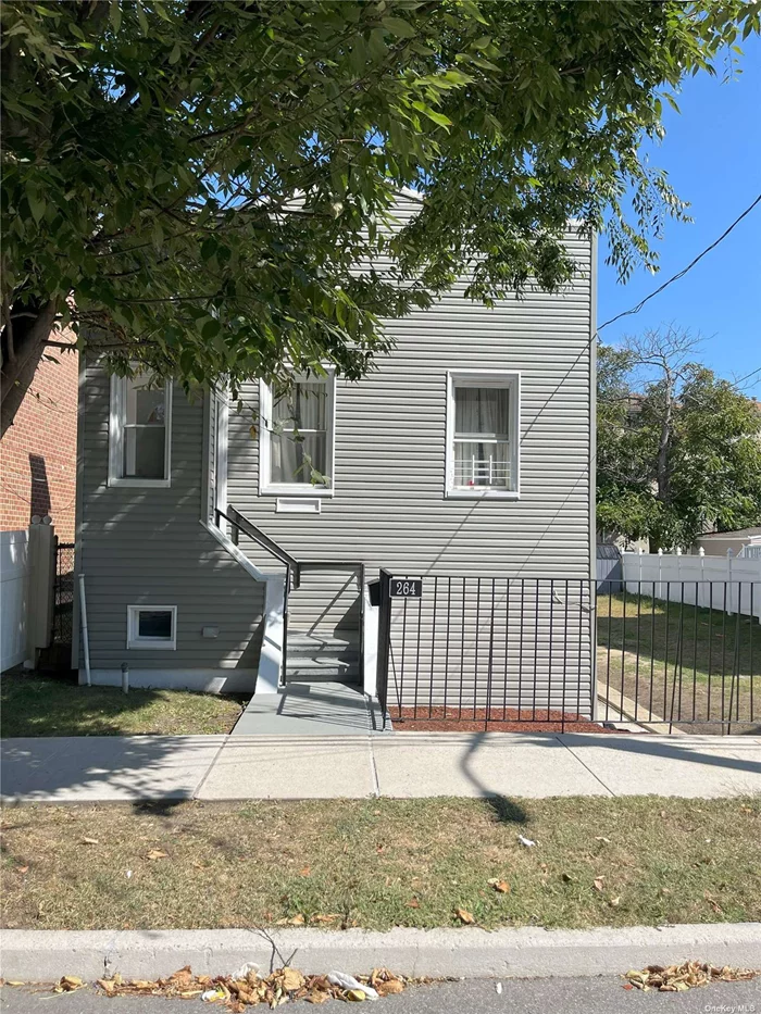 This property features 5 bedrooms and 2 bathrooms, with a building size of 20x45 feet and a lot size of 50x100 feet. The zoning is R3-2, offering great value potential. The interior is well-maintained and newly renovated, with a bright living room, a newly installed kitchen, and hardwood floors. Each floor has its own bathroom, and the layout is open and bright with many windows providing good light. The finished basement is above ground and has a separate entrance, and there is a private driveway along with an oversized private backyard. Nearby amenities include bus stops, parks, and restaurants.