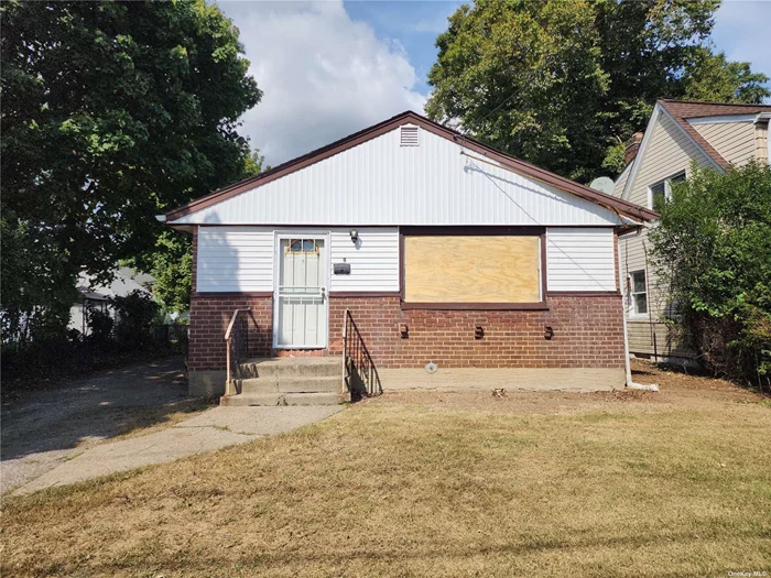 Cozy Ranch with 6 rooms 3 beds and 1 bath locates in Village of Hempstead with Hempstead schools Close to shopping, transportation and major roadways