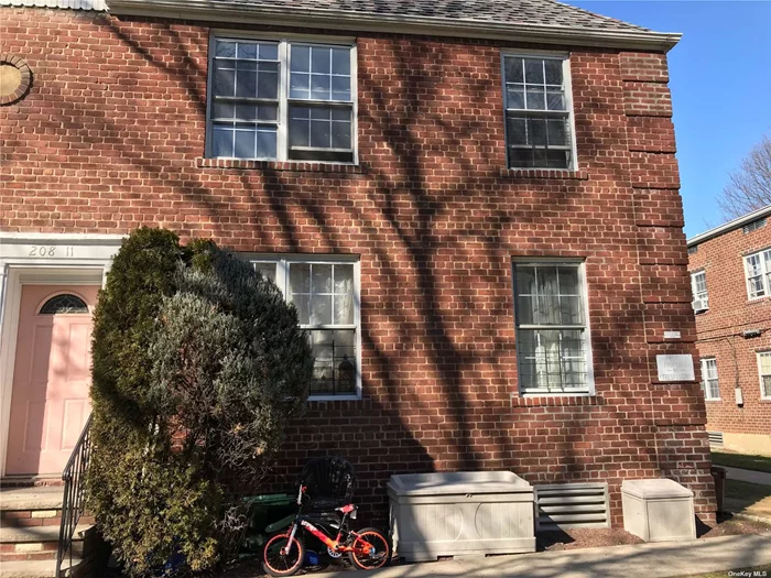 1 St Floor Very Bright Corner Unit 3 Bedroom. Heat And Water Included. 5 Blocks To LIRR. Bus Stops And Restaurants And Shopping.