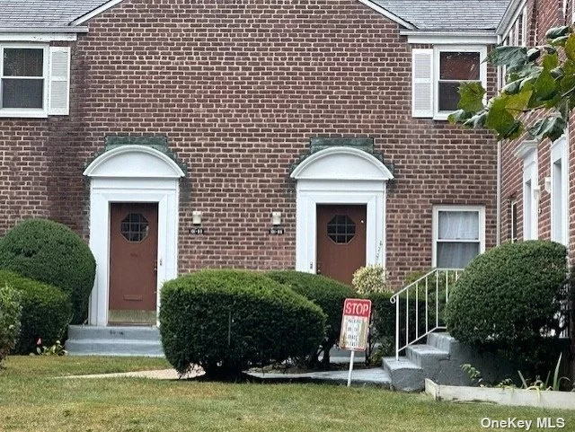 Second Floor one bedroom apartment, with hardwood floors. The apartment consists of a master bedroom, kitchen, full bathroom and living room / dining area.