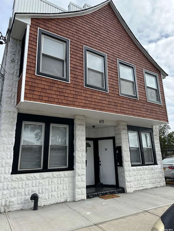 Newly Renovate,  beautiful 1 bedroom 1 full bath with large eat in kitchen. High ceilings, molding and large windows, lots of natural light. Easy access to mayor highways and Shopping etc.