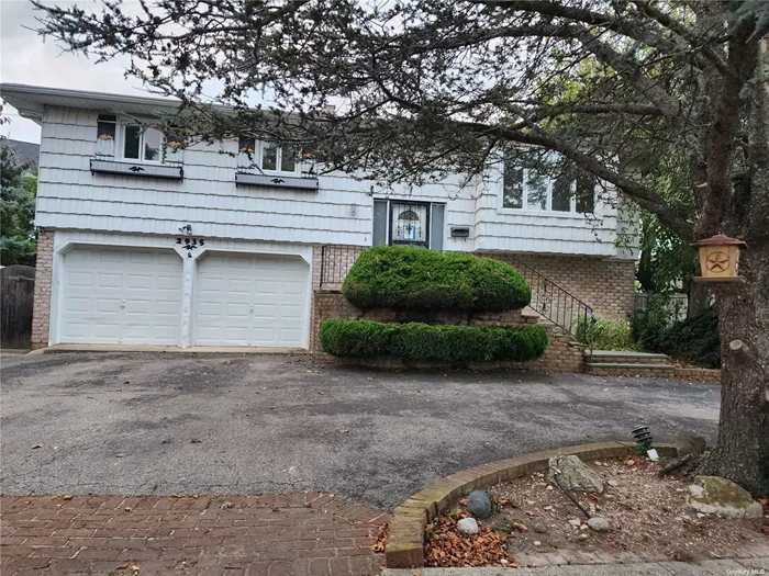 Spacious Hi Ranch with 7 rooms 4 beds and 2.5 bath located in Wantagh schools. Close to shopping, transportation and major roadways