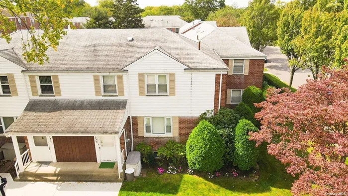 One of the Biggest Unit in Park Ridge Triplex Condo. Full Finished Basement with Separate Entrance. All updated Kitchen. Swimming Pool, Fitness Center. School PS 213, MS 74, Cardozo HS. Close Alley Pond Park.