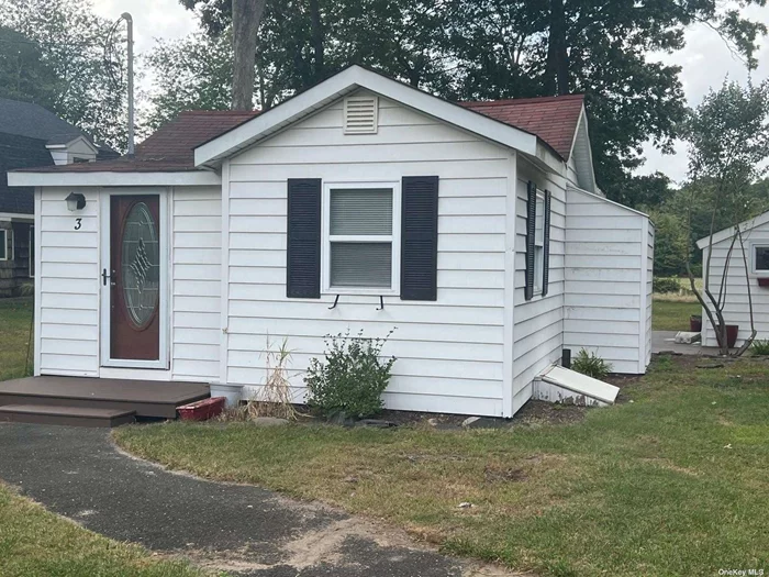 Cozy 1-bedroom home in a prime location with great views. Enjoy a peaceful retreat with easy access to public transportation, schools, and shops. This charming home features a spacious bedroom, full bathroom, kitchen, living and dining area. Relax in your private backyard.