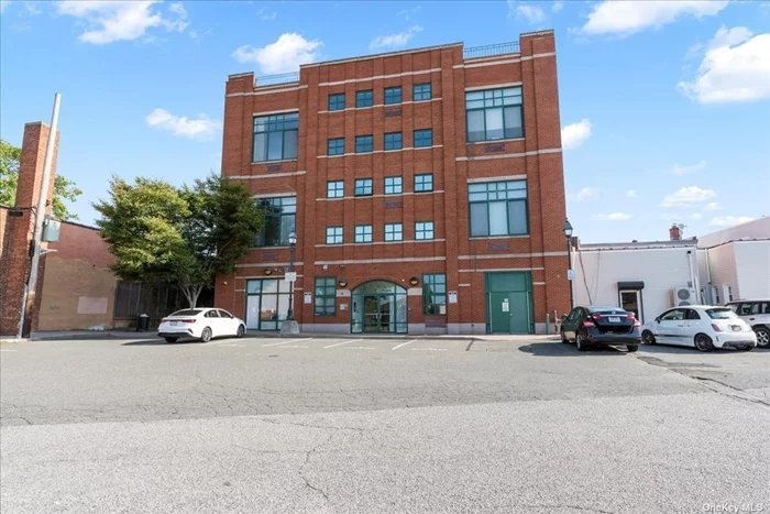 Large one-bedroom apart (A/ment with a loft-style primary bedroom, located in Freeport. The key features include, Gym, Rooftop entertainment area, Air conditioning (A/C), microwave, washer and dryer in the unit. Assigned parking space. Proximity to restaurants, store, the Long Island Rail Road (LIRR), and public transportation.