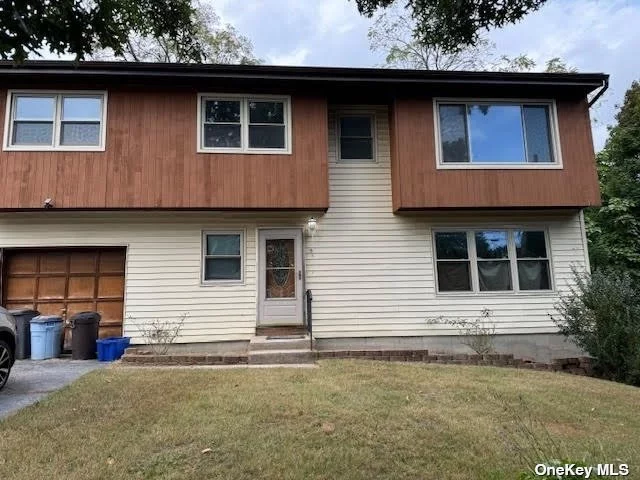 Newly renovated spacious 3 bedroom 2 baths (master bed w/bath) apartment on 2nd floor. All utilities included. Nice size deck for use. Available for Nov 1st.