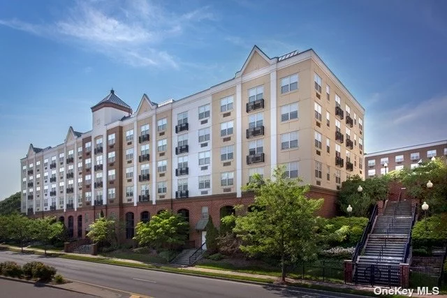 *Ask About Our Amazing Move-In Specials! . $99 Sec.Dep Special*. Restrictions Apply* Concierge-AM/PM-365 bldg. Elevator.Pool. Courtyards.Gar Prkg.Pkg Serv/ Pet friendly. Gym.BizCtr.Controlled Access.Intercom.Frplce Lounge.Bbq.Modern Kit Cabs./Stls Appl.Vinyl/Crpt.Ceil fans. WD. Nr Harbor, NYIT/Old Westbury, Garvies Point/Sands Point Preserve. 1 hr-NYC/LGA/JFK. Rte 107N. *restrictions apply.