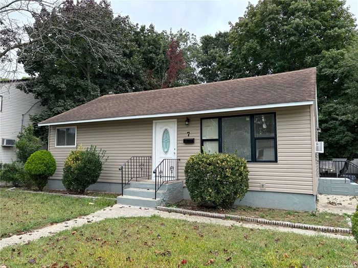 Welcome to 7 Prospect Street West! Fully renovated 3BR 1bath, with sparkling hardwood floor and a basement with outside separate entrance for extra living space. Perfect property for a first time home buyer or rental investor.