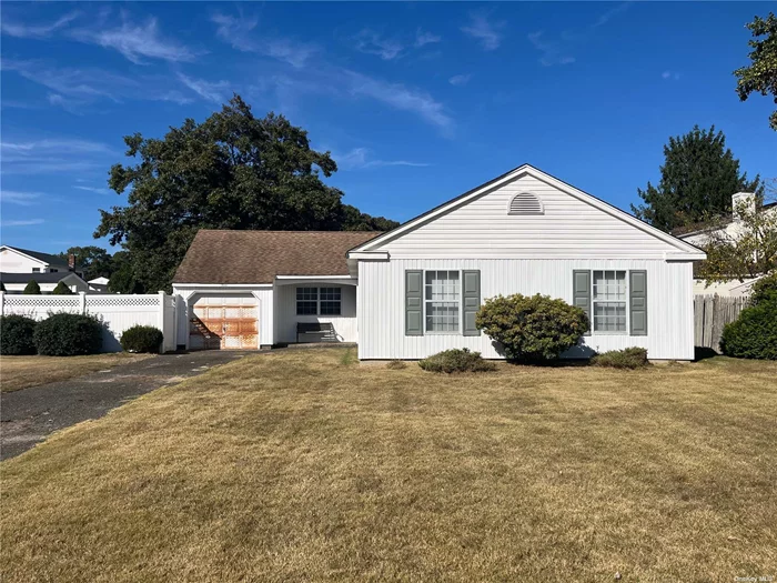 3 bed , 1 bath Ranch in Selden. incredible investment opportunity for investor or buyer with a vision. Minutes away from shops, restaurants and major highways.