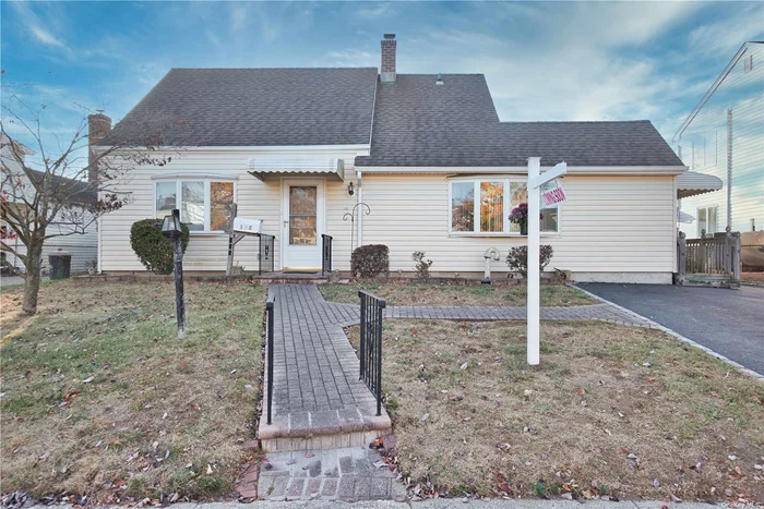 Come check out this beautifully maintained 4-bedroom, 1-bathroom home located in the heart of Levittown! This charming property offers the perfect combination of comfort, style, and convenience, making it an ideal home for any family.