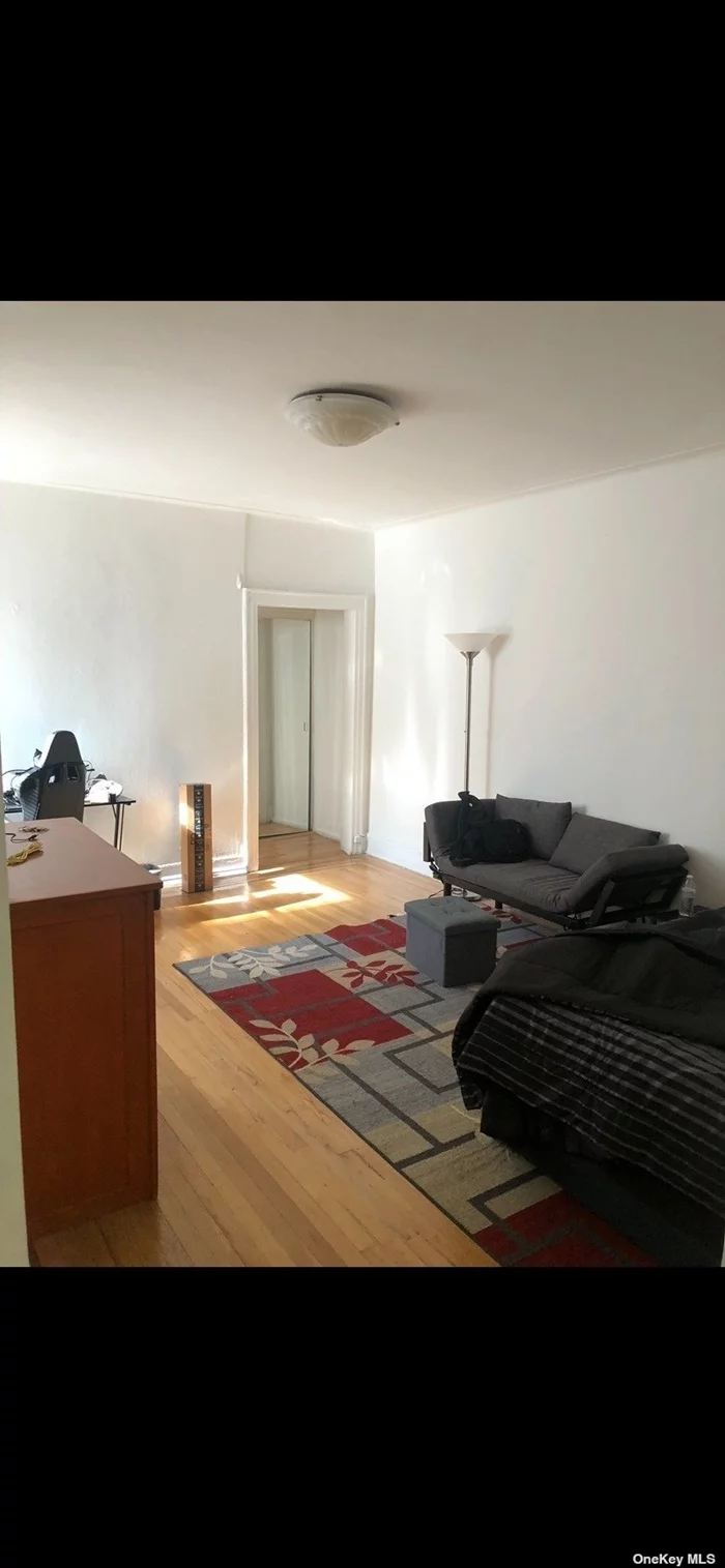 Come see this great studio situated in an amazing section of Kew Gardens, steps from the LIRR which will take you 15 minutes to get into Manhattan.