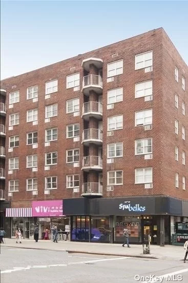 Totally Renovated Studio Apartment With Juliet Balcony In Full Service Condo In Prime Chelsea. The Building Offers A 24-Hour Doorman, Concierge, Live In Super, Laundry Room, Bike & Storage Room. The #1 Subway Is Right Outside Your Door As Well As The M23 Crosstown Bus And C, E, F, & M Lines Are A Block Away. Near FIT, Whole Food And Penn Station